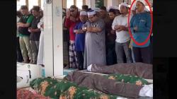 Pilu ! Tangis Remaja Jadi Imam Sholat Jenazah Ayah, Ibu dan 4 Adiknya yang Tewas Tertabrak Truk