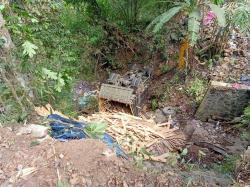 Tak Kuat Nanjak, Truk Pengakut Triplek di Salem Brebes Terjun ke Sungai Gununglarang.