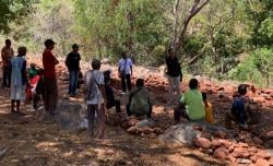 Jalan Sabuk Merah Diblokir Pemilik Lahan di Desa Tasinifu Timor Tengah Utara