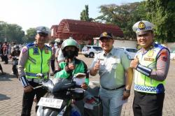 Degdegan Telat Bayar Pajak Kendaraan, Ojol Ngadimin Senyum Bebas Denda