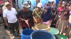 Gandeng PDAM, Bupati Subang Bagikan 16.000 Liter Air Bersih ke Warga Kampung Cigintung