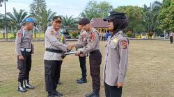 Berprestasi di Porprov VI Babel, 2 Personel Polres Bangka Tengah Diganjar Penghargaan dari Kapolres