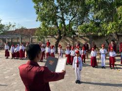 Bukti Pengabdian, Mahasiswa KKN IAIN Kudus Menjadi Pembina Upacara di SD N Bogowanti