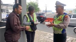 Jumat Berkah, Polisi Ingatkan Keselamatan Berlalu Lintas Sambil Bagikan Nasi Kotak