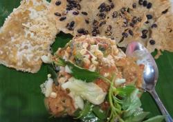 Mencicipi Nasi Pecel Legendaris Mbok Rah Ponorogo, Sambalnya Khas dan Lauknya Enak
