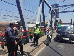 Jembatan Pajarakan Retak dan Berlubang, Kendaraan Berat 20 Ton Lebih Diminta Tidak Melintas