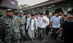 Puja Puji Anies dan Gus Imin saat Hendak Ziarah ke Makam Sunan Ampel