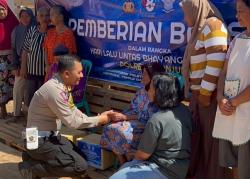 Sambut Hari Lalu Lintas Bhayangkara ke-68, Satlantas Polres Nganjuk Gelar Aksi Sosial di Berbek