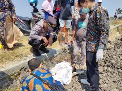 Tanpa Identitas, Sesosok Mayat Pria di Brebes Terkapar Bikin Geger Warga