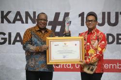 Pj. Bupati Mappi Terima Penghargaan Ke-2 Atas Gerakan Pembagian 10 Juta Bendera Merah Putih