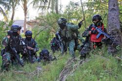 Mendarat di Pantai Banongan, Prajurit Marinir Laksanakan Serbuan Amfibi