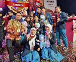 3 Tim SMAN 5 Surabaya Raih Gold dan Silver Medal Lomba Debat World Scholar's Cup 2023