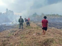 Cegah Karhutla Meluas, Babinsa Kodim 0432/Basel Bantu Padamkan Kebakaran Lahan