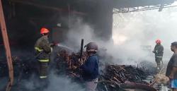 Pabrik Kayu di Lebak Kebakaran, Banyaknya Bahan Mudah Terbakar Bikin Damkar Sulit Jinakkan Api