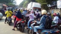 Truk Box Terjeblos di Proyek Saluran Air, Jalan Raya Jombang Depan Stasiun Sudimara Macet Parah