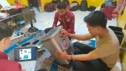 Keren! Mahasiswa UNIBA KKM Kelompok 24 Ciptakan Robot Tempat Sampah Pintar, Bisa Bicara Sendiri