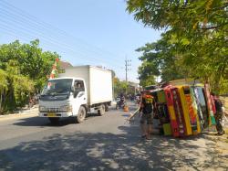 Lepas Ban, Truk Bermuatan Batu Bata di Ponorogo Mendadak Terguling