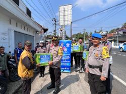 HUT Lalu Lintas ke-68, Kapolres Bagikan Bansos dan Ajak Masyarakat Berantas Kejahatan di Way Kanan