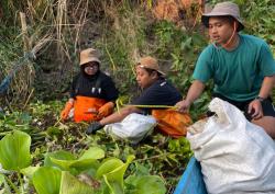 Komunitas Bruin Ajak Mahasiswa Bersih-bersih Sampah di Sungai Dor Megaluh Jombang