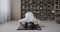 8 Keutamaan Sholat 5 Waktu,  Menjalin Koneksi Spiritual dengan Allah