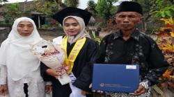 Kisah Inspiratif: Dyana Arum, Putri Petani Jadi Wisudawan Termuda Universitas Negeri Yogyakarta