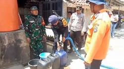 Tanggap Bencana Satbrimob Polda Jabar Bersama BPBD Garut Salurkan Air Bersih