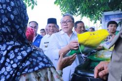 Mendag Tinjau Harga di Pasar Palapa , Bagi bagi Beras ke Warga