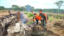 Tim Gabungan Padamkan Karhutla di Rohul, Ditemukan Ban Bekas di Lokasi