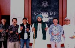 Ustaz Derry Sulaiman Kunjungi Universitas Kuningan, Motivasi Ribuan Mahasiswa Baru