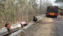 Kekeringan, Brimob Droping Air di Ponorogo Pakai Water Cannon