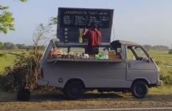 Penampakan Mobil Tua Jadi Warung Angkringan di Bantul, Pelanggan Duduk di Pinggir Jalan