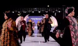 Catwalk Berpenyangga Potongan Kayu dan Meja, NBF 2023 Sukses Pentaskan Karya Pembatik Ngawi