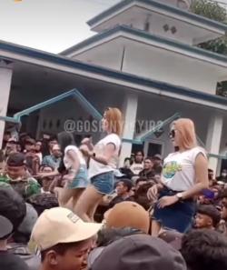 Naudzubillah! Viral 3 Biduan Seksi Goyang Dangdut di Dekat Masjid Lumajang, Dikawal Oknum Berseragam