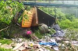 Truk Angkut Sembako Terguling ke Jurang  di Tanah Datar Sumatera Barat 