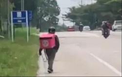 Viral, Ojek Online Jalan Kaki Antar Makanan Usai Motor Kena Tilang