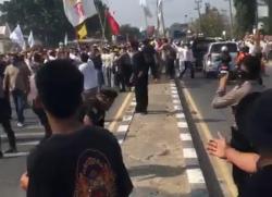Bentrokan Massa Pendukung saat Penetapan Nomor Urut Pilkades di Cirebon, 1 Polisi dan 4 Warga Luka