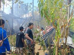 Kebakaran Hebat Menghanguskan 2 Rumah Panggung di Limboro, Warga Sempat Panik