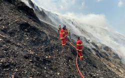 TPA Putri Cempo Solo Masih Terbakar, Polres Sukoharjo Ikut Terjun Padamkan Api