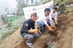 Sampoerna Tanam Bibit Edelweiss dan Berikan Pelatihan Pengelolaan Zero Waste di Desa Wisata Edelweis