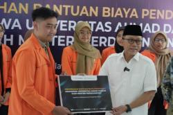 Mendag RI Beri Bantuan Biaya Pendidikan kepada UAD