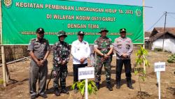 Kodim 0611/Garut Bakti Lingkungan Tanam Ratusan Bibit Pohon di Desa Wanajaya