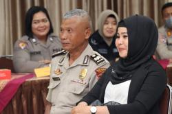 Viral, Anggota Polisi Berusia 57 Tahun Nikahi Wanita Cantik Jelang Masa Pensiun