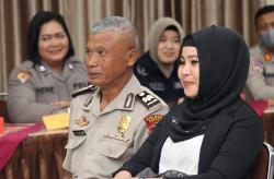 Jelang Pensiun Anggota Polri Mbah Panut Nikah Lagi, Istrinya Berhijab dan Cantik