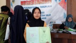 Terima Setifikat Tanah Gratis Program PTSL, Warga Desa Simpur Riang Gembira