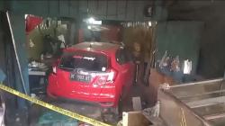 Pengemudi Diduga Mabuk, Mobil Honda Jazz di Kendari Seruduk Warung Makan