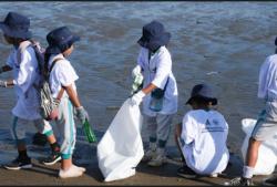 Kemenparekraf Bersama Kole Project Gelar Aksi Bersih Sampah di Labuan Bajo