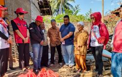 Anggota DPRD Garut Bersama Caleg PDI-P Bantu Korban Kebakaran di Limbangan Garut