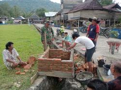 Kolaborasi Satgas TMMD ke-118 - Warga Desa Kalempang Buat Tempat Sampah Umum