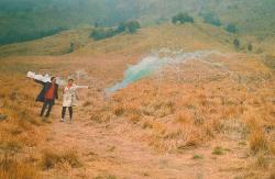 Terungkap, Ini Identintas Pasangan Prewedding Gunakan Flare di Gunung Bromo