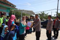 Polres Way Kanan bagikan Ratusan Buku dan Alquran